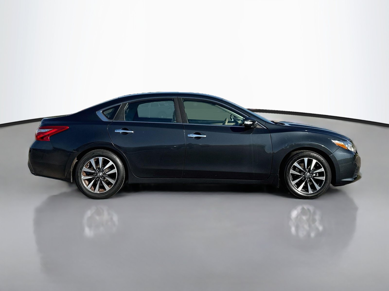 Used 2016 Nissan Altima 2.5 SL w/ 2.5 Technology Package FWD image 8