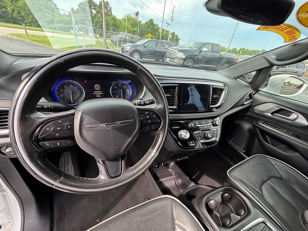 Used 2020 Chrysler Pacifica Limited w/ S Appearance Package FWD image 13