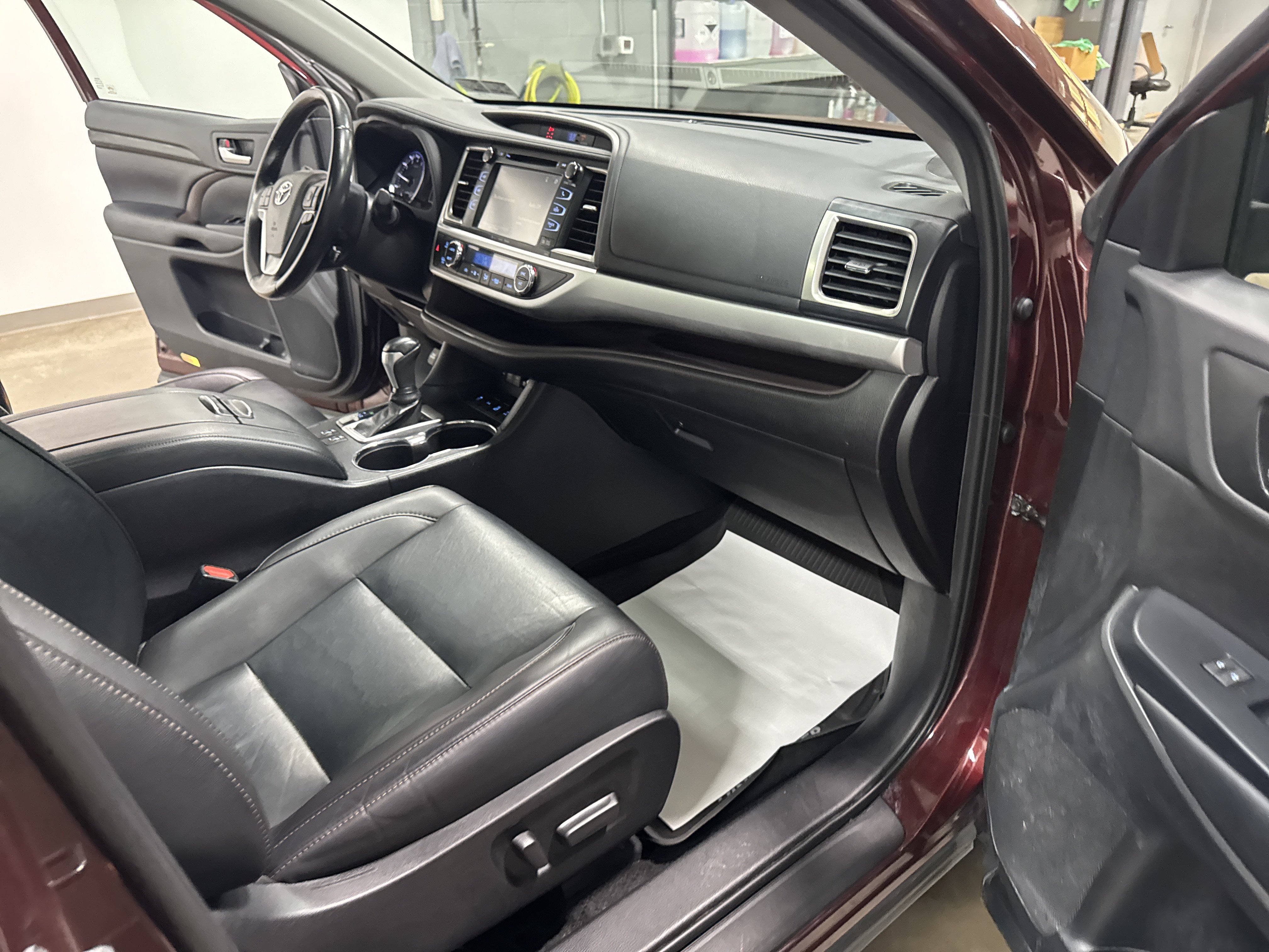 Used 2019 Toyota Highlander XLE AWD/4WD image 39
