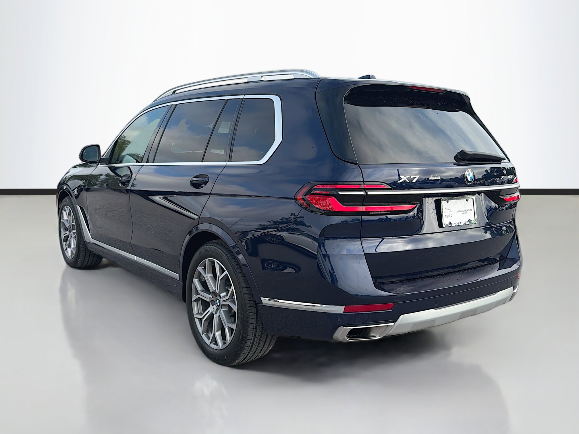 Used 2024 BMW X7 xDrive40i w/ Premium Package AWD/4WD image 3