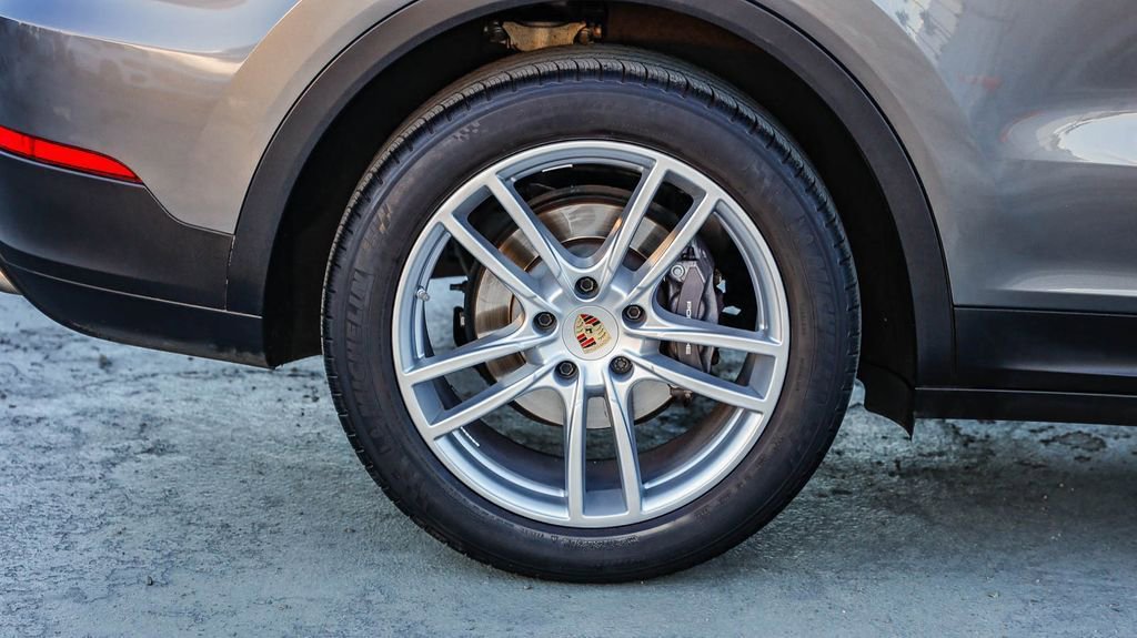 Used 2023 Porsche Cayenne Platinum Edition image 12