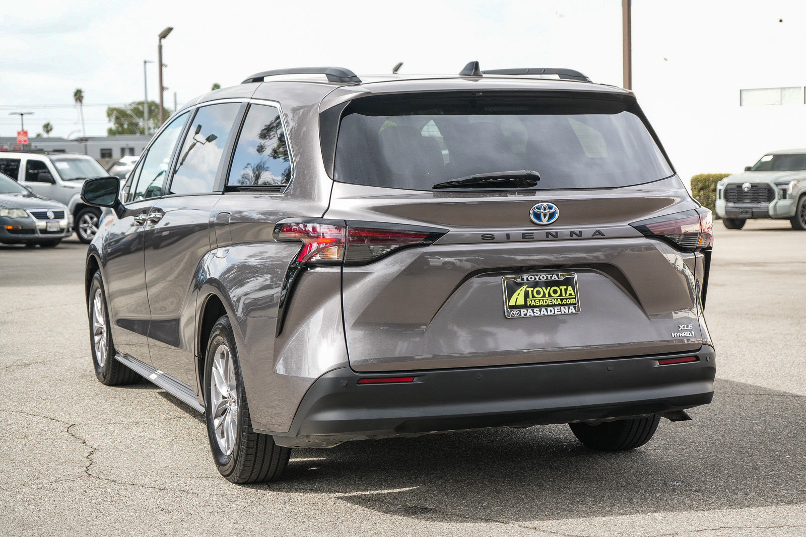 Used 2024 Toyota Sienna XLE FWD image 8