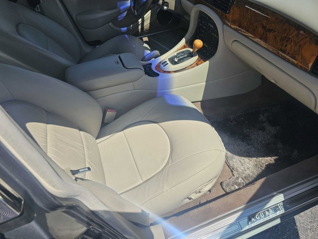 Used 2003 Jaguar XJ8 L image 25
