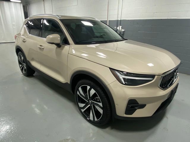 Certified 2025 Volvo XC40 B5 Ultra w/ Protection Package Premier image 4
