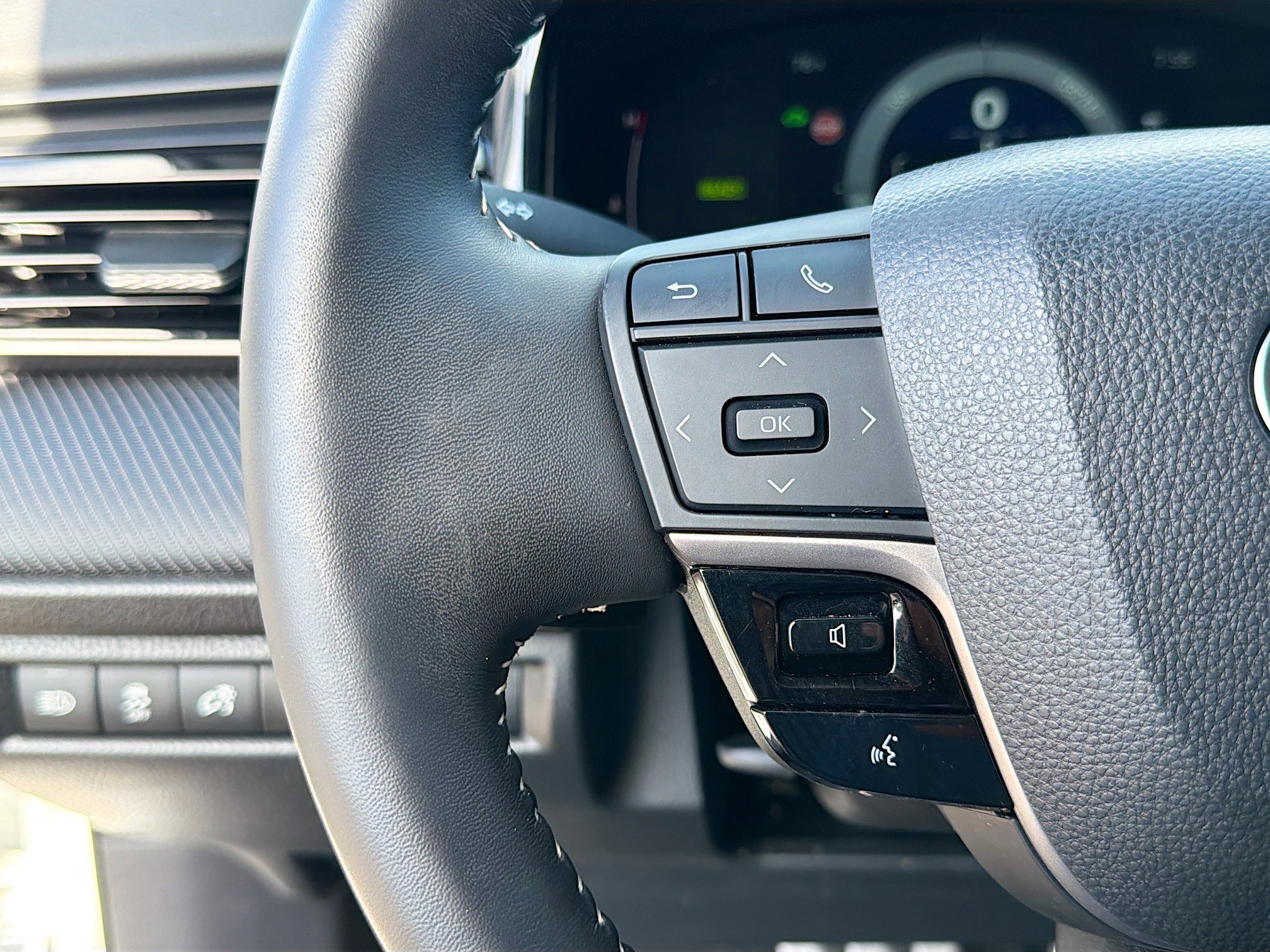 Used 2025 Toyota Camry SE w/ Multimedia Upgrade Package image 36