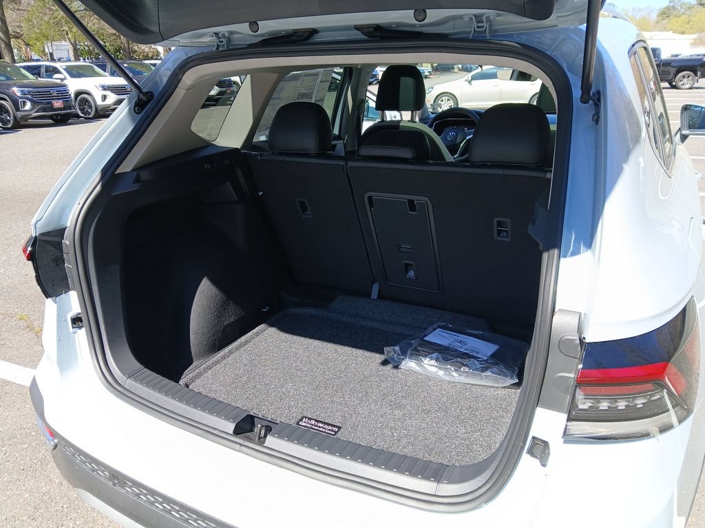 New 2026 Volkswagen Taos SE FWD image 22
