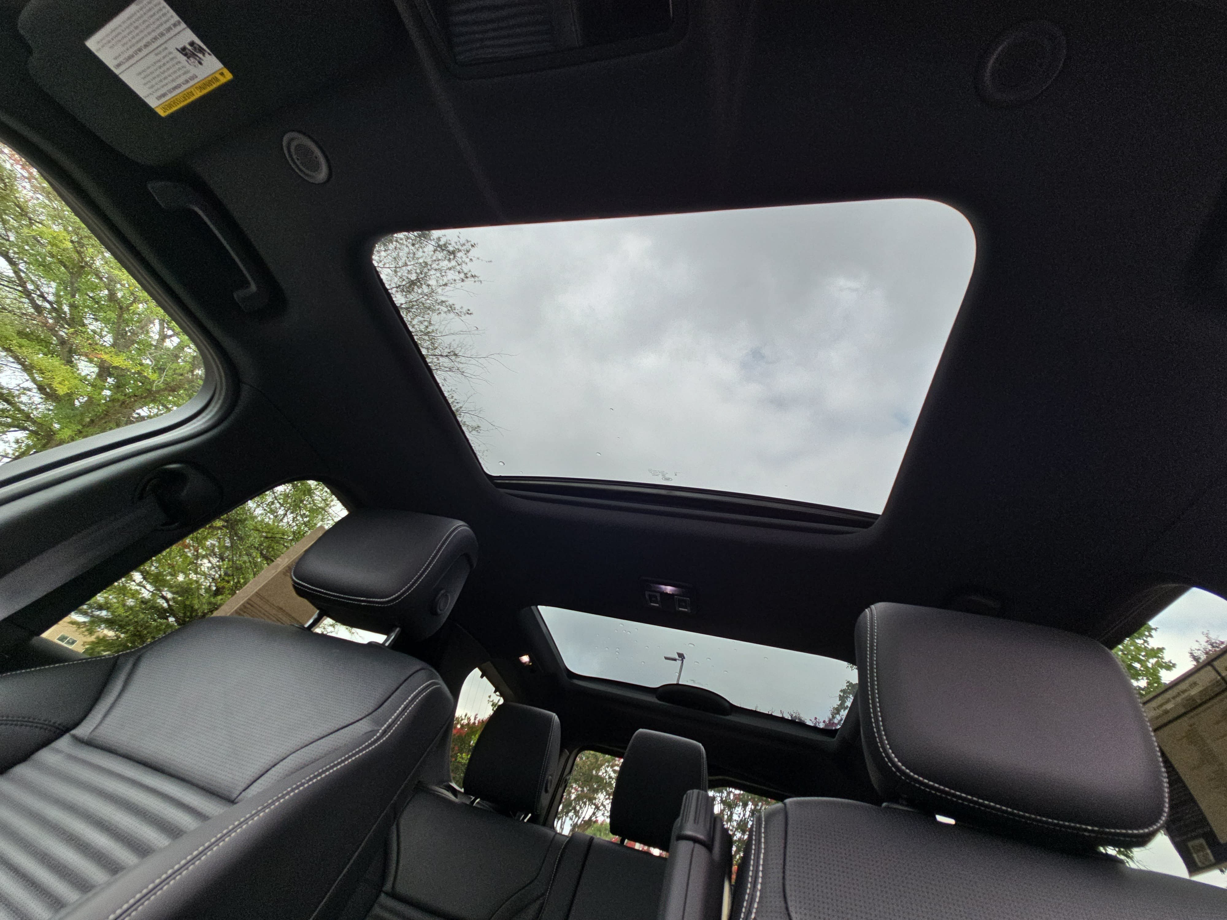 Certified 2025 Land Rover Discovery S AWD/4WD image 31