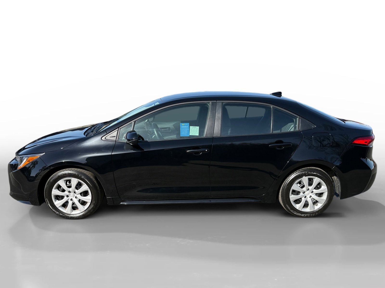 Used 2025 Toyota Corolla LE image 2