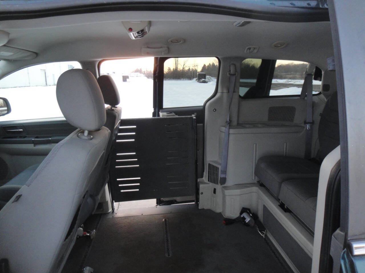 Used 2009 Chrysler Town & Country LX w/ PWR Convenience Group image 10