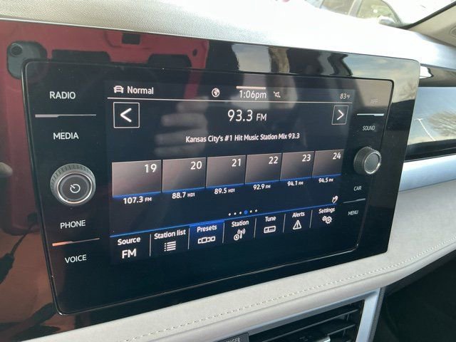 Used 2025 Volkswagen Taos SE image 25