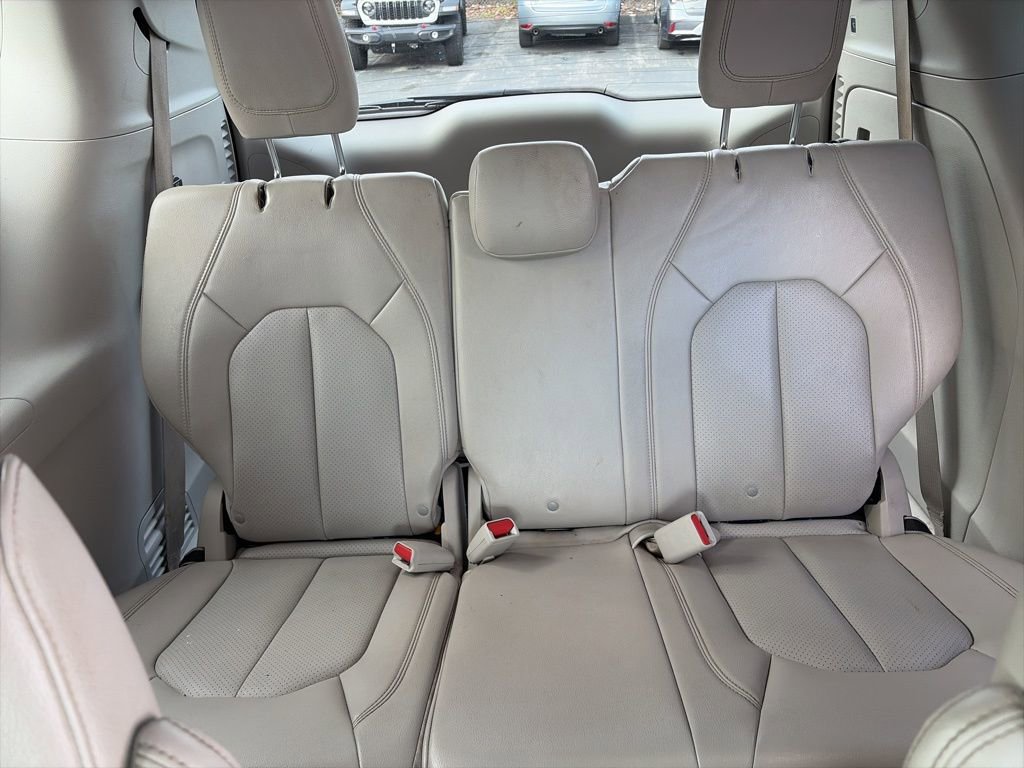 Used 2021 Chrysler Pacifica Touring-L image 11