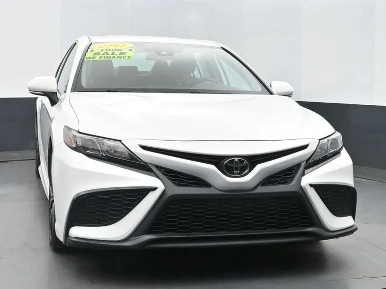 Used 2023 Toyota Camry SE image 3