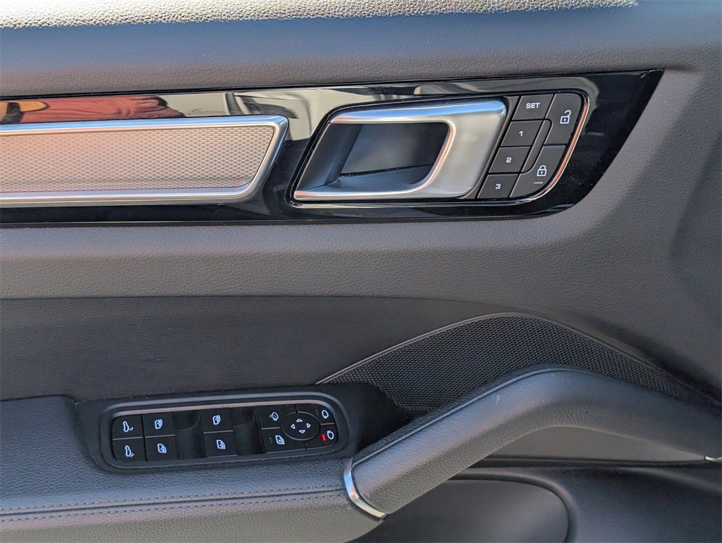 Used 2022 Porsche Cayenne Platinum Edition image 14