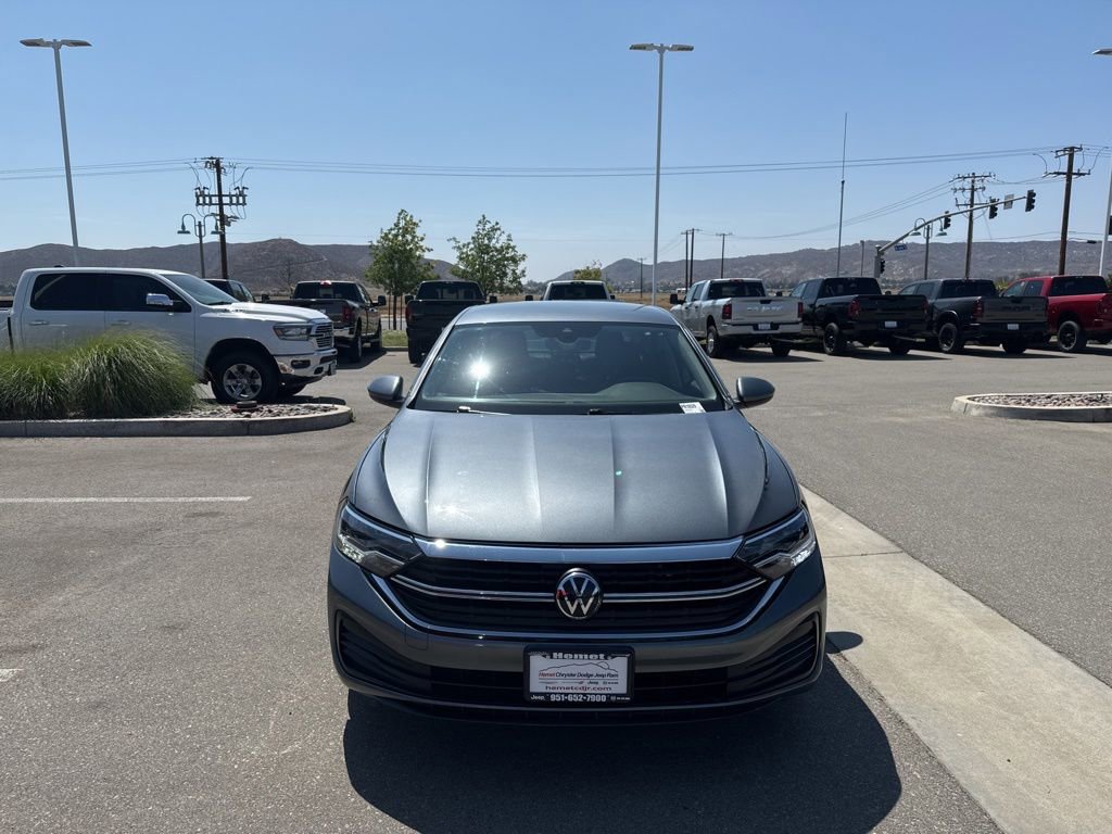 Used 2024 Volkswagen Jetta SE FWD image 3