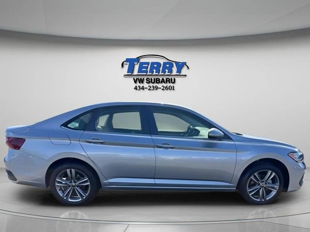 Used 2024 Volkswagen Jetta SE image 1