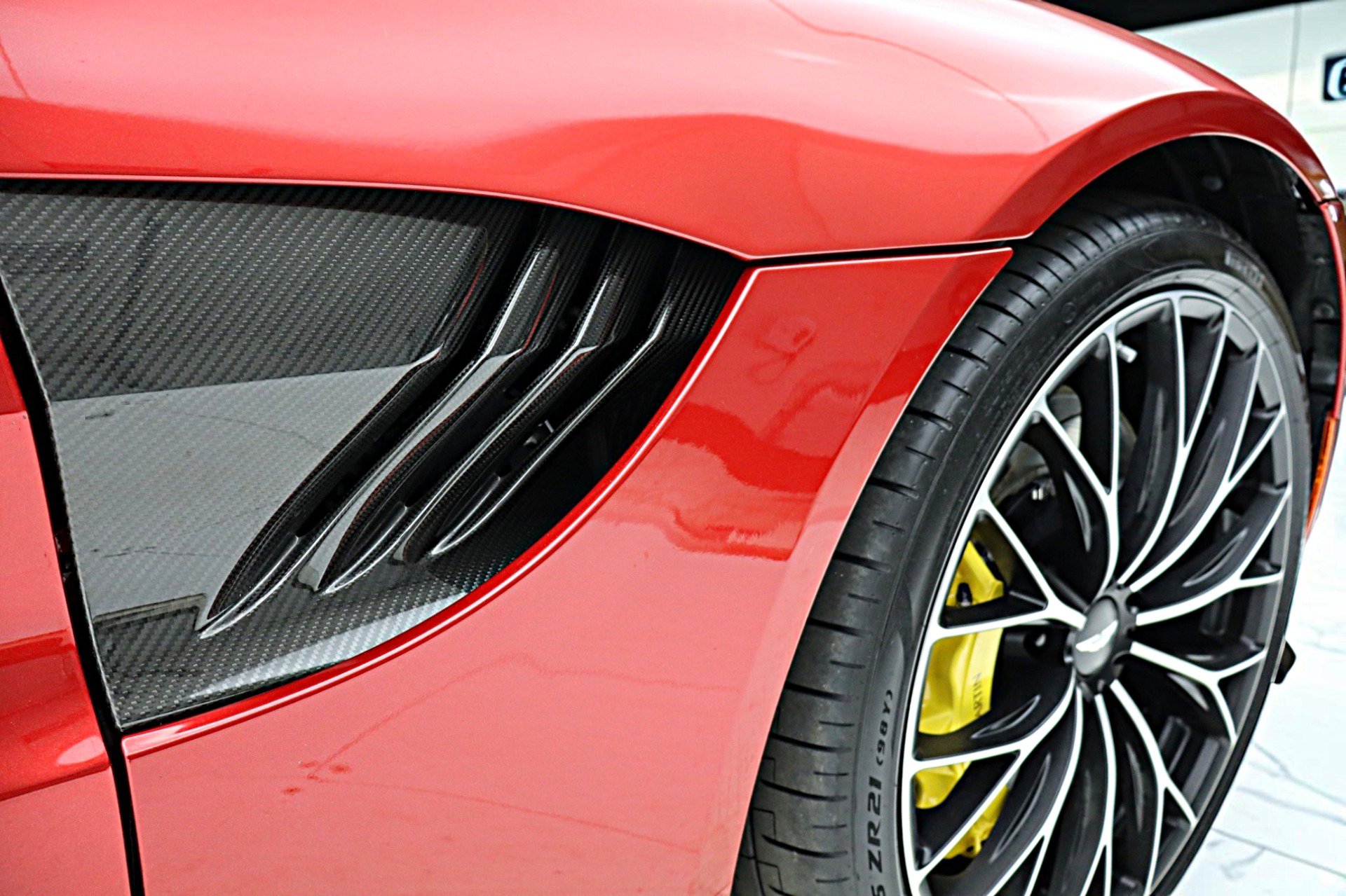 Used 2023 Aston Martin V8 Vantage Coupe RWD image 11