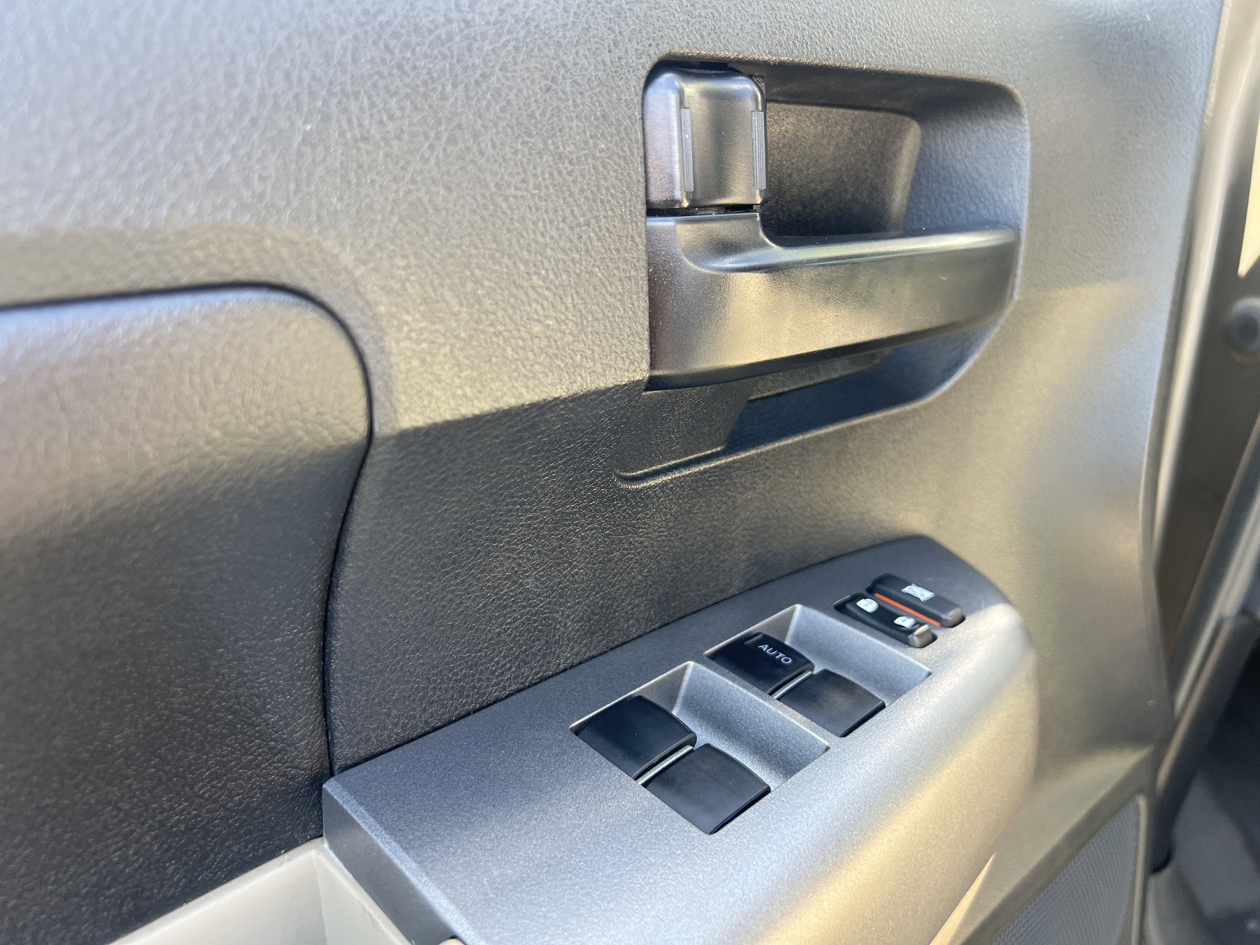 Used 2013 Toyota Tundra 4x4 CrewMax w/ SR5 Pkg image 19