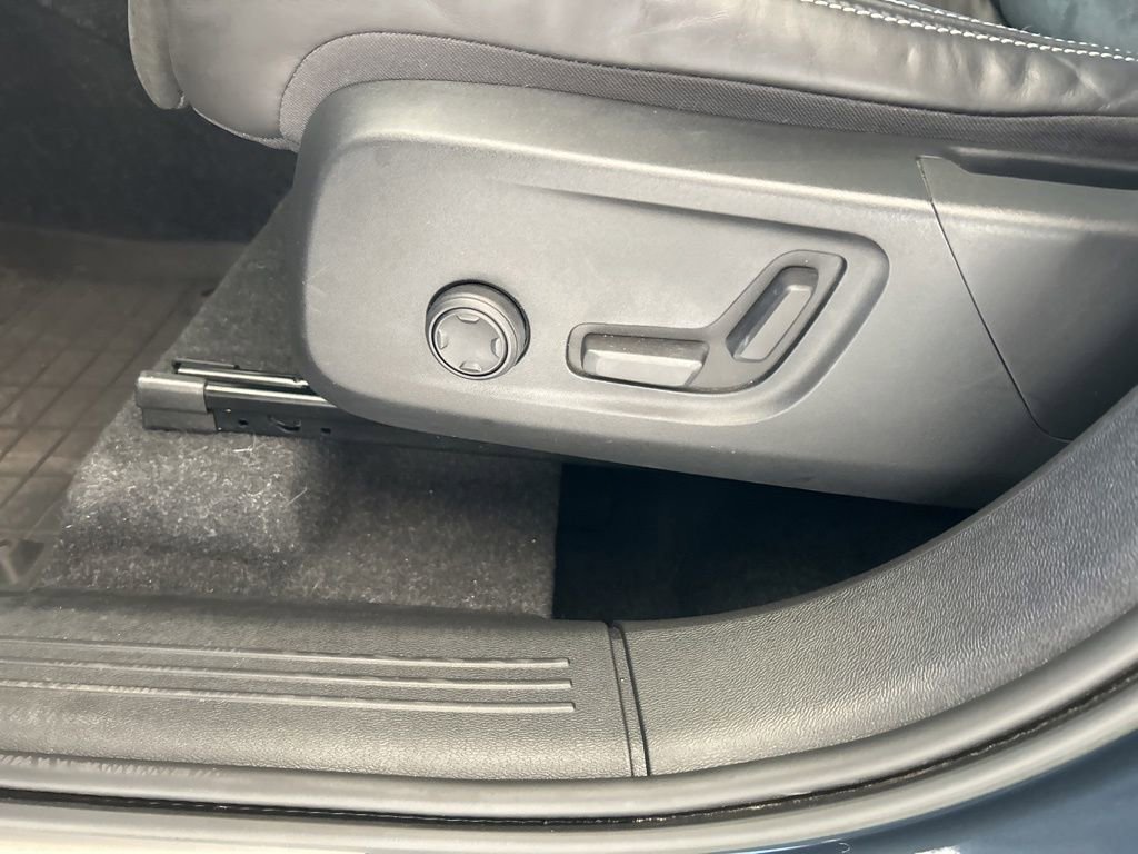 Used 2022 Volvo XC40 T5 R-Design w/ Advanced Package image 42