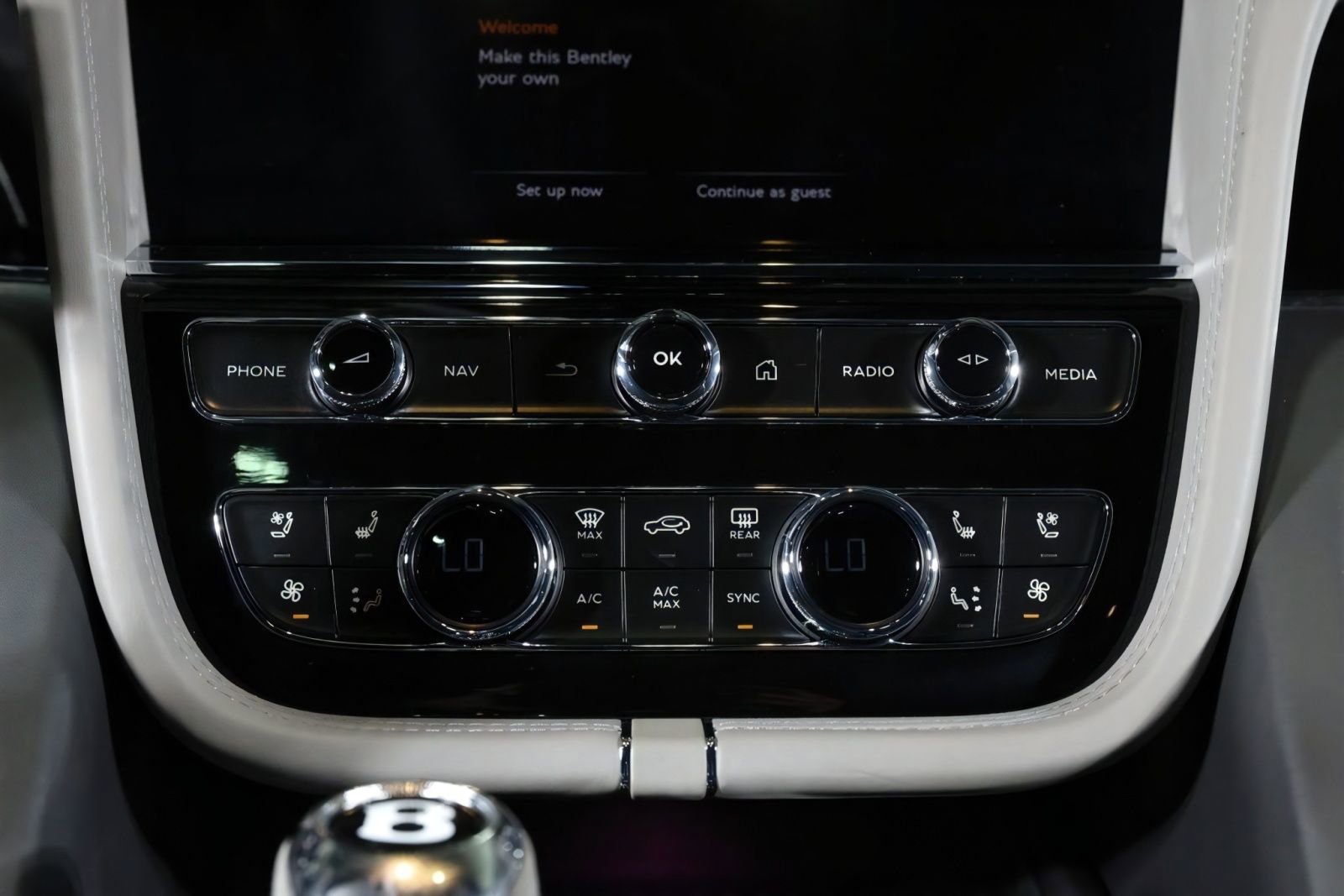 Used 2022 Bentley Bentayga AWD/4WD image 28