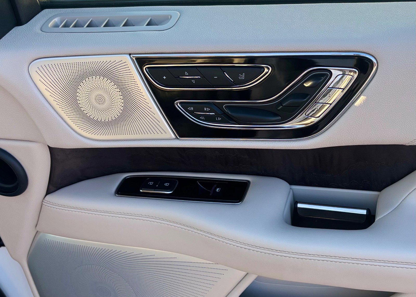 Used 2021 Lincoln Navigator L Reserve w/ Luxury Package image 32