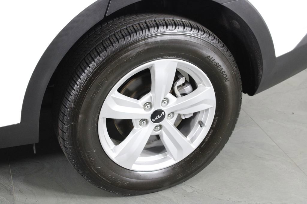 Used 2023 Kia Sorento LX image 9