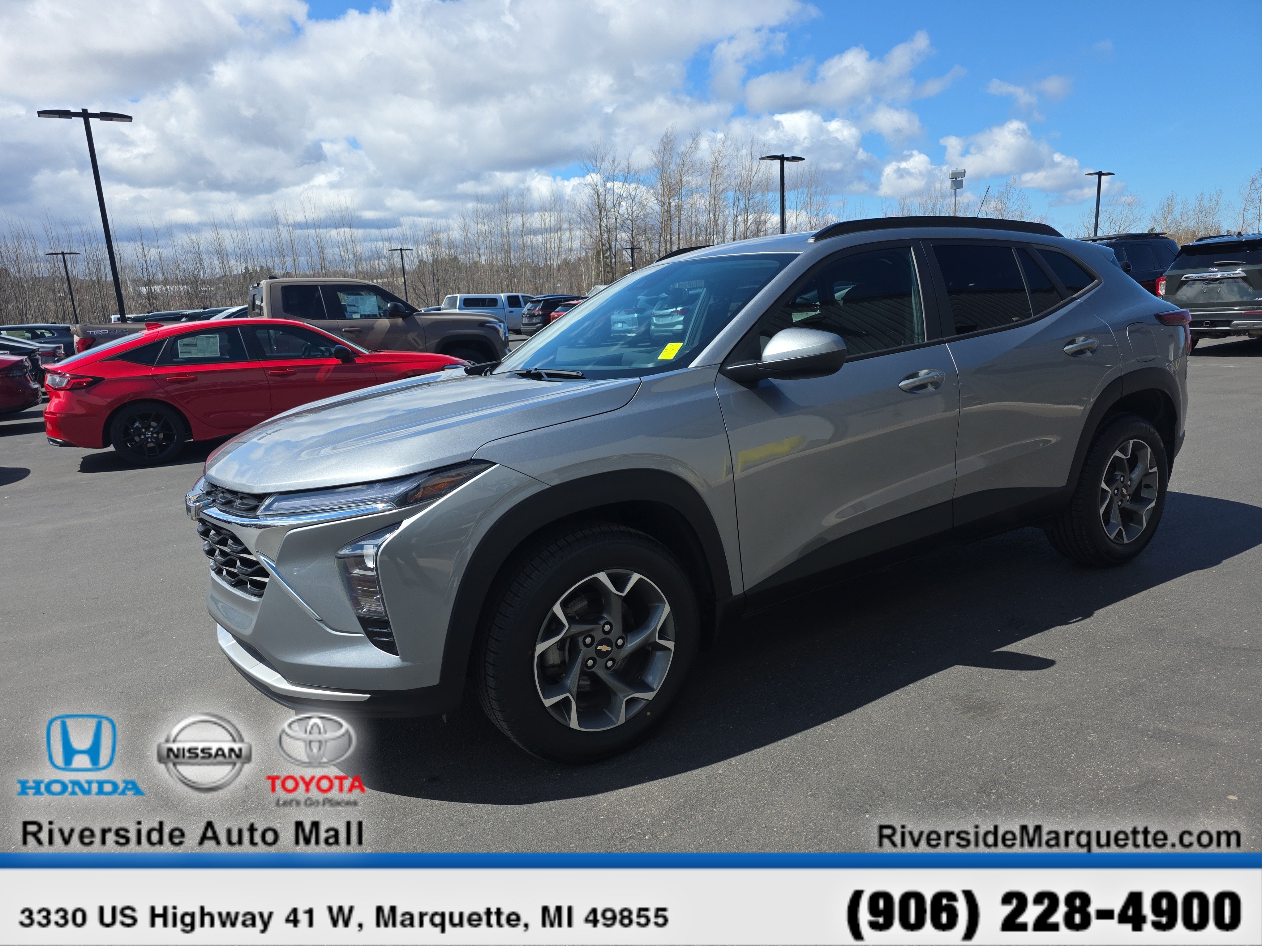 Used 2024 Chevrolet Trax LT w/ Driver Confidence Package FWD image 3