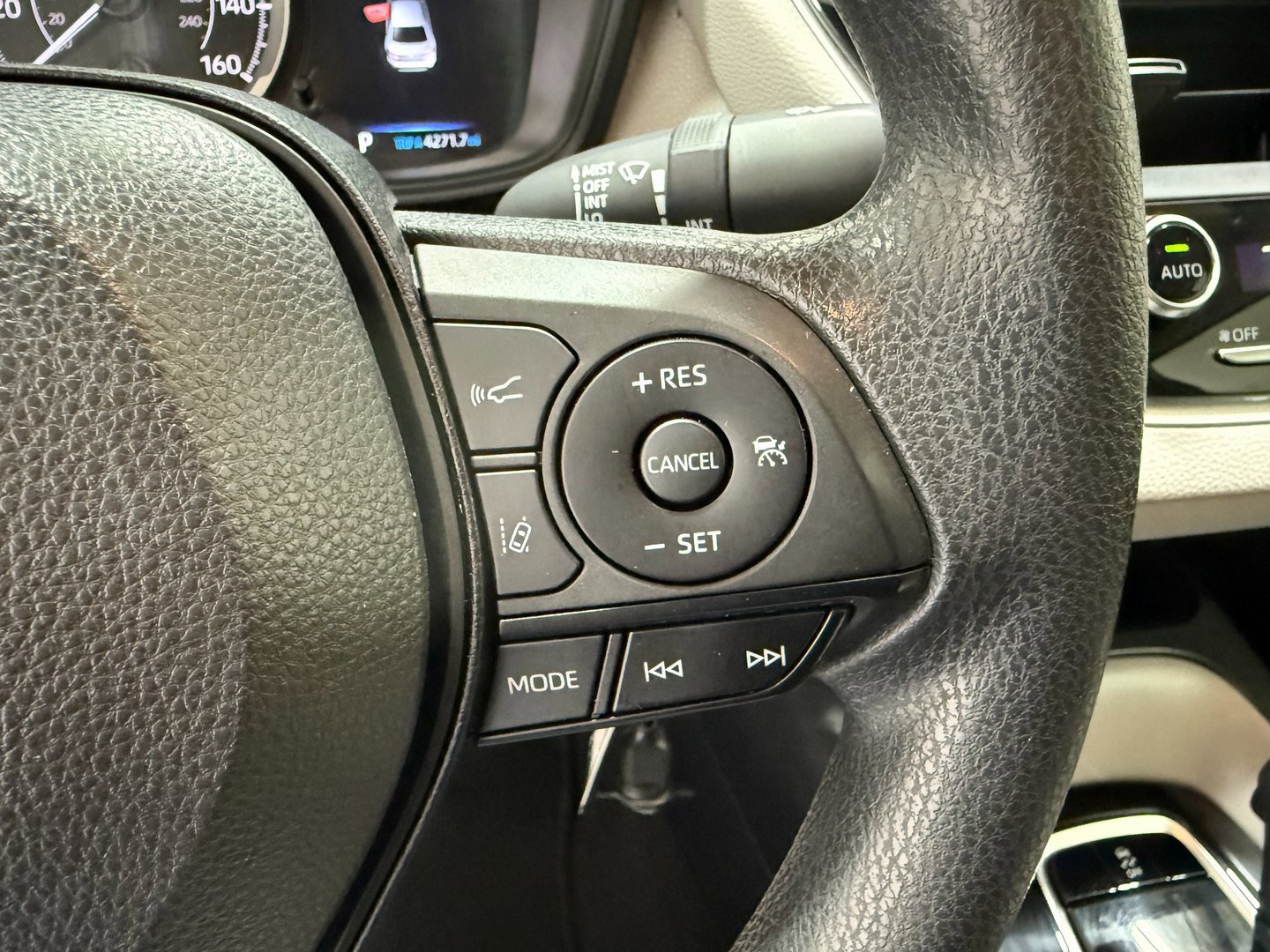 Used 2022 Toyota Corolla LE w/ Carpet Mat Package (TMS) image 27