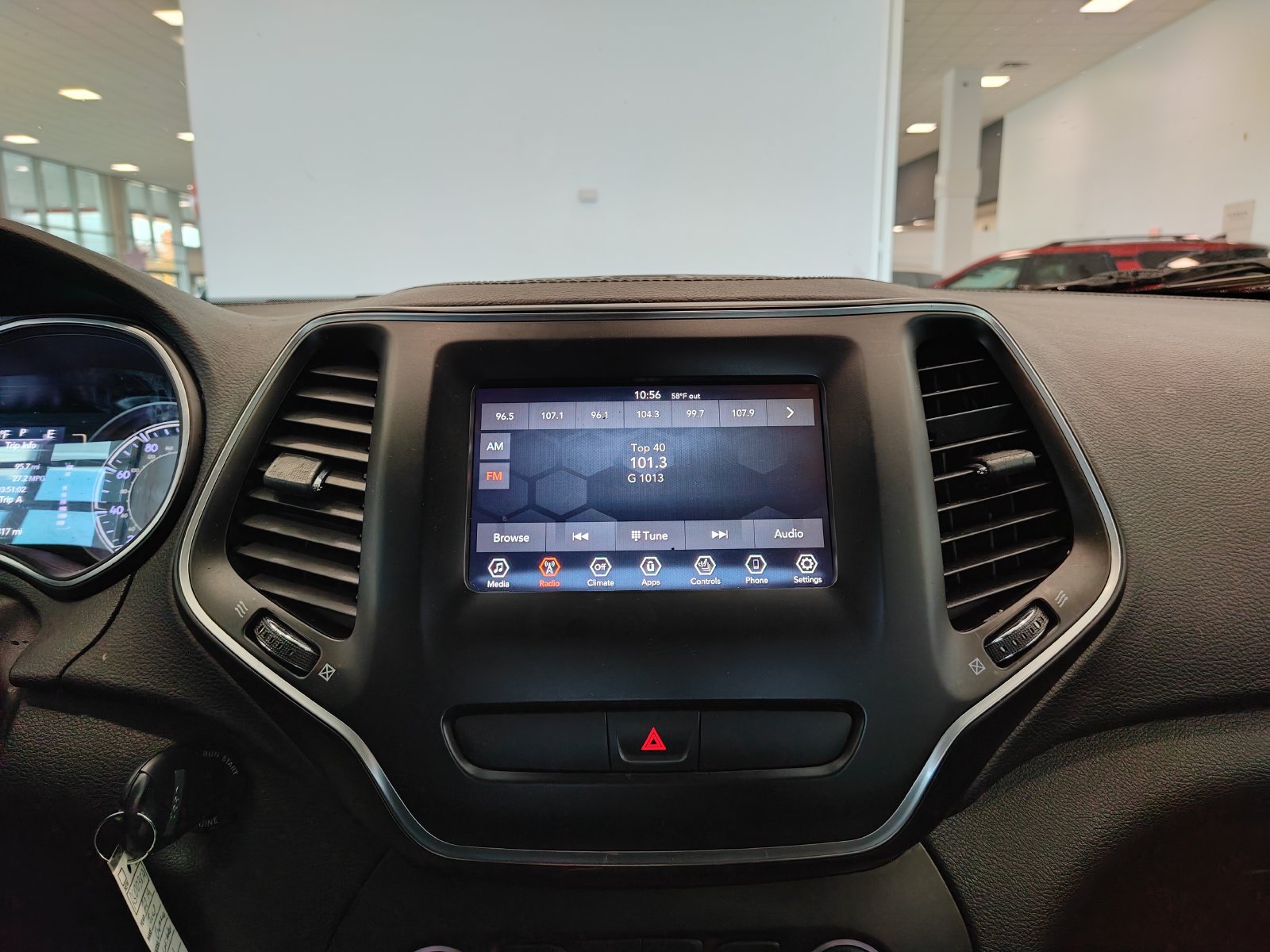 Used 2019 Jeep Cherokee Latitude w/ Cold Weather Group FWD image 15