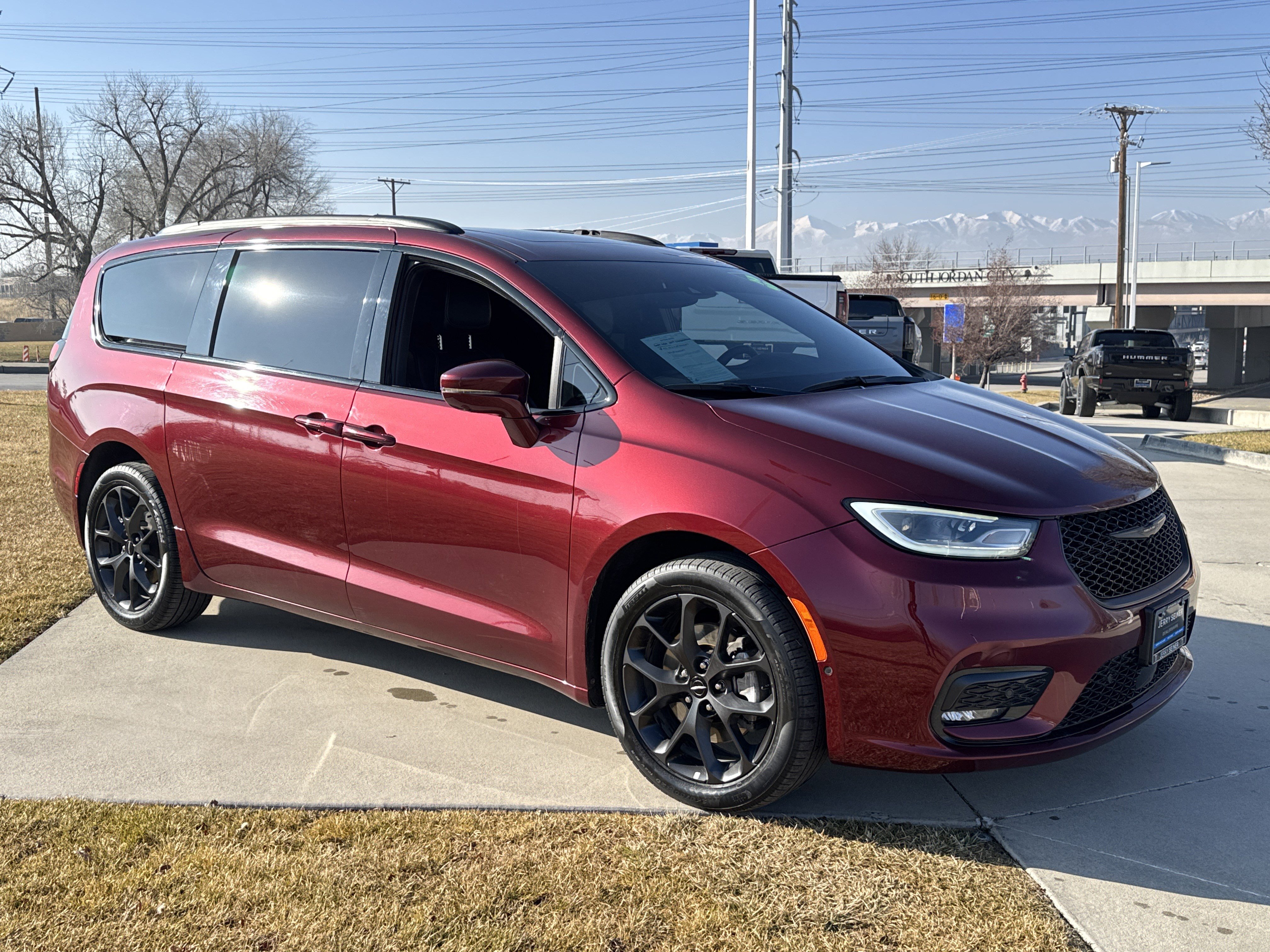 Used 2023 Chrysler Pacifica Touring-L w/ S Appearance Package image 7