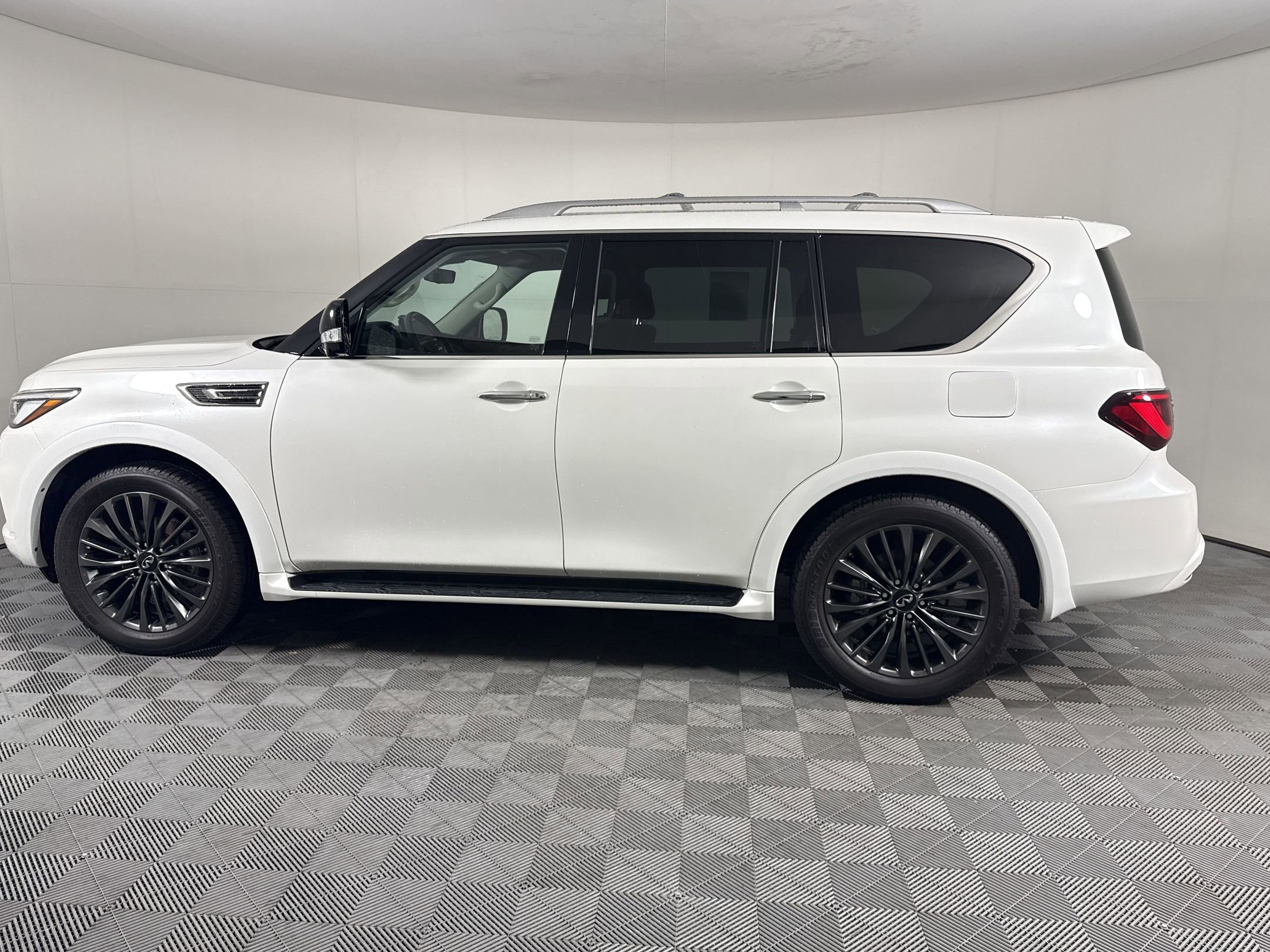 Used 2024 INFINITI QX80 Premium Select w/ All-Season Package RWD image 2