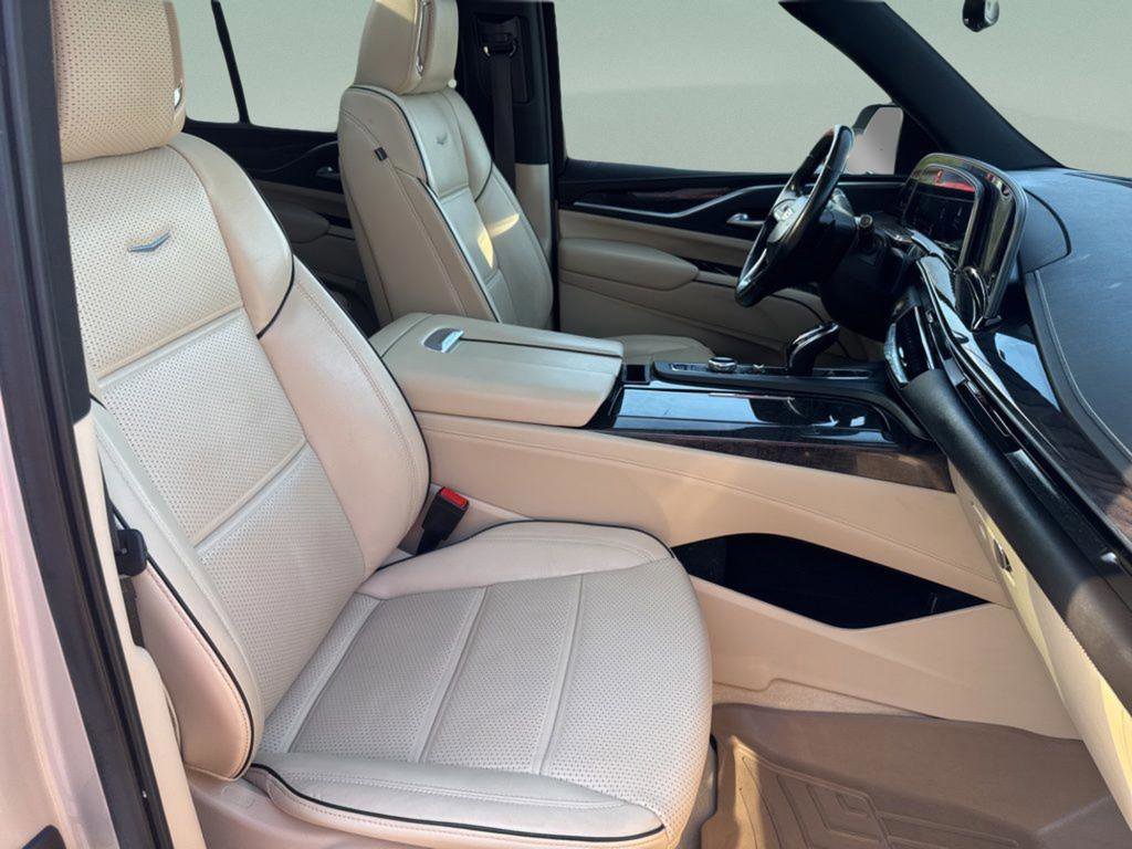 Used 2021 Cadillac Escalade Premium Luxury AWD/4WD image 28