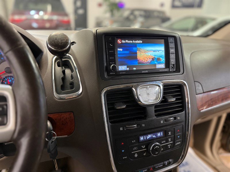 Used 2015 Chrysler Town & Country Touring-L w/ Driver Convenience Group image 16