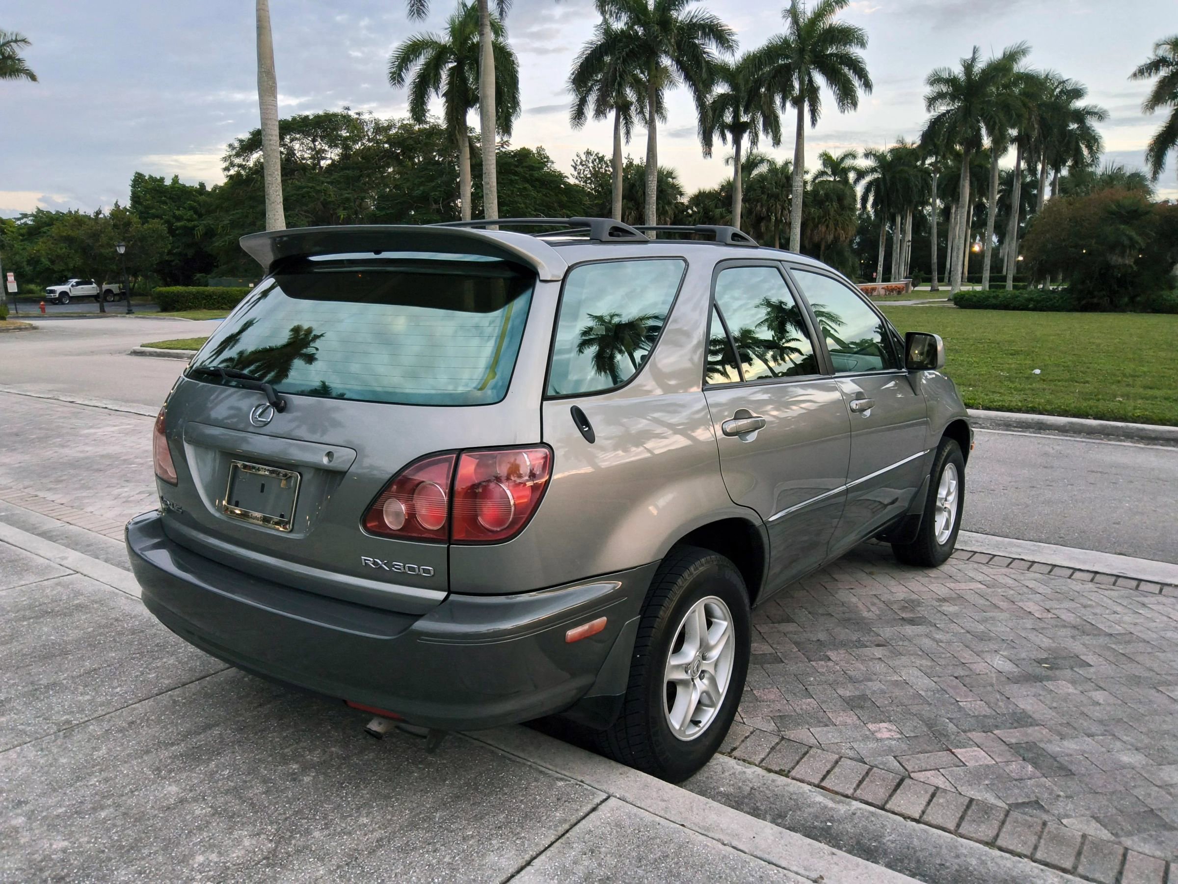 Used 2000 Lexus RX 300 4WD w/ Premium Pkg image 8