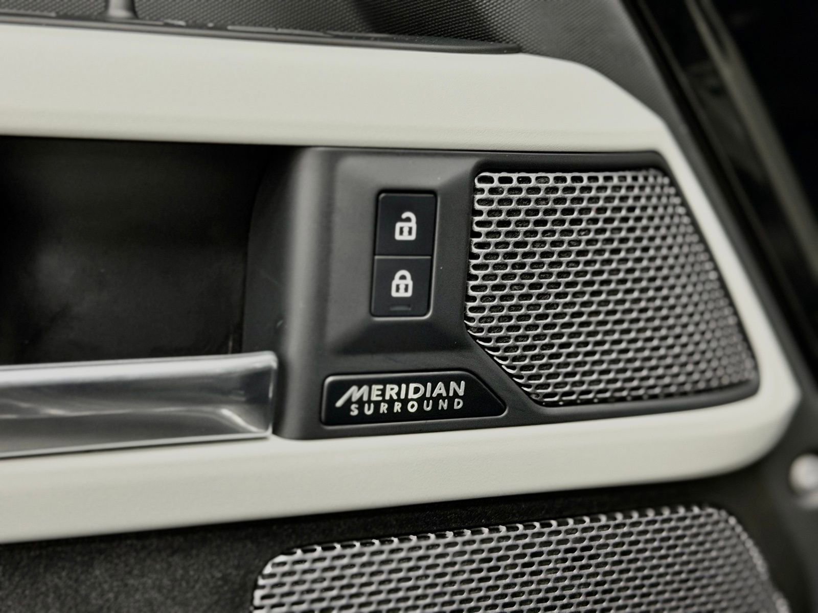 Used 2023 Land Rover Defender 110 SE image 20