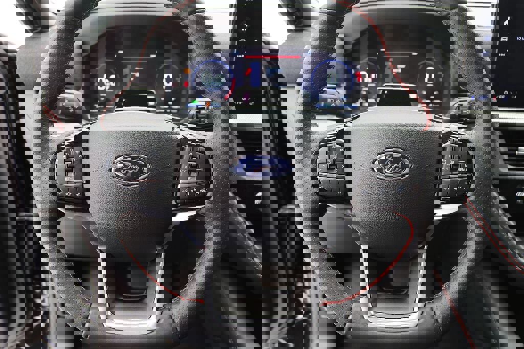 Used 2025 Ford Explorer ST-Line w/ ST-Line Street Pack image 18