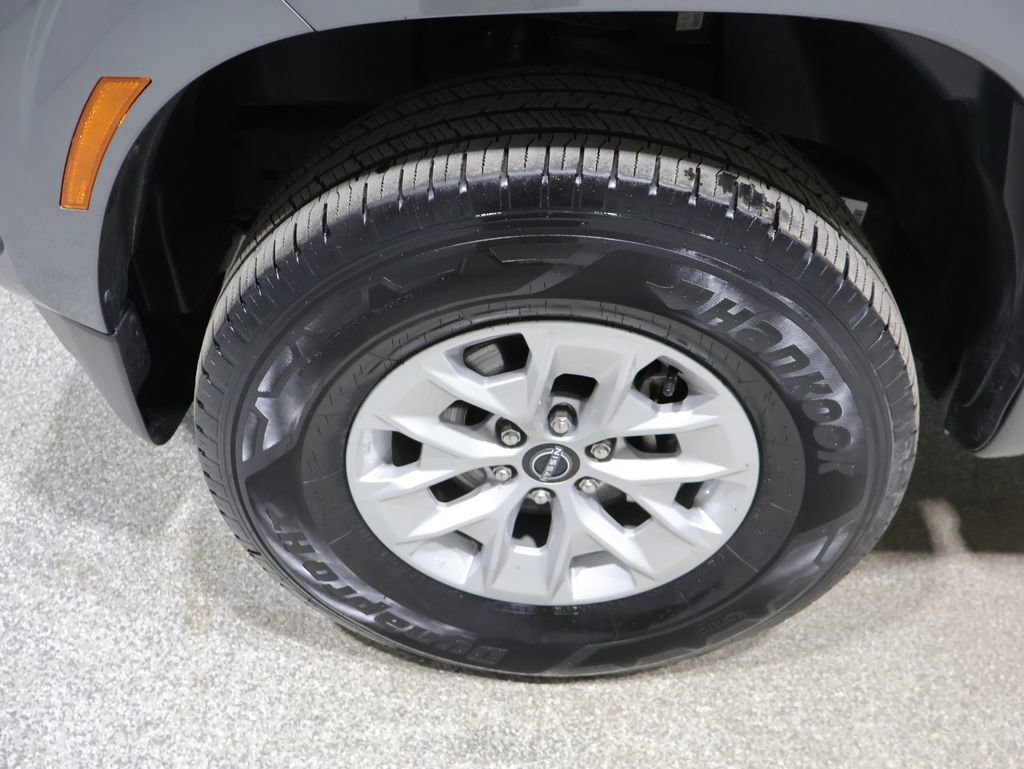 Used 2024 Nissan Frontier SV image 9