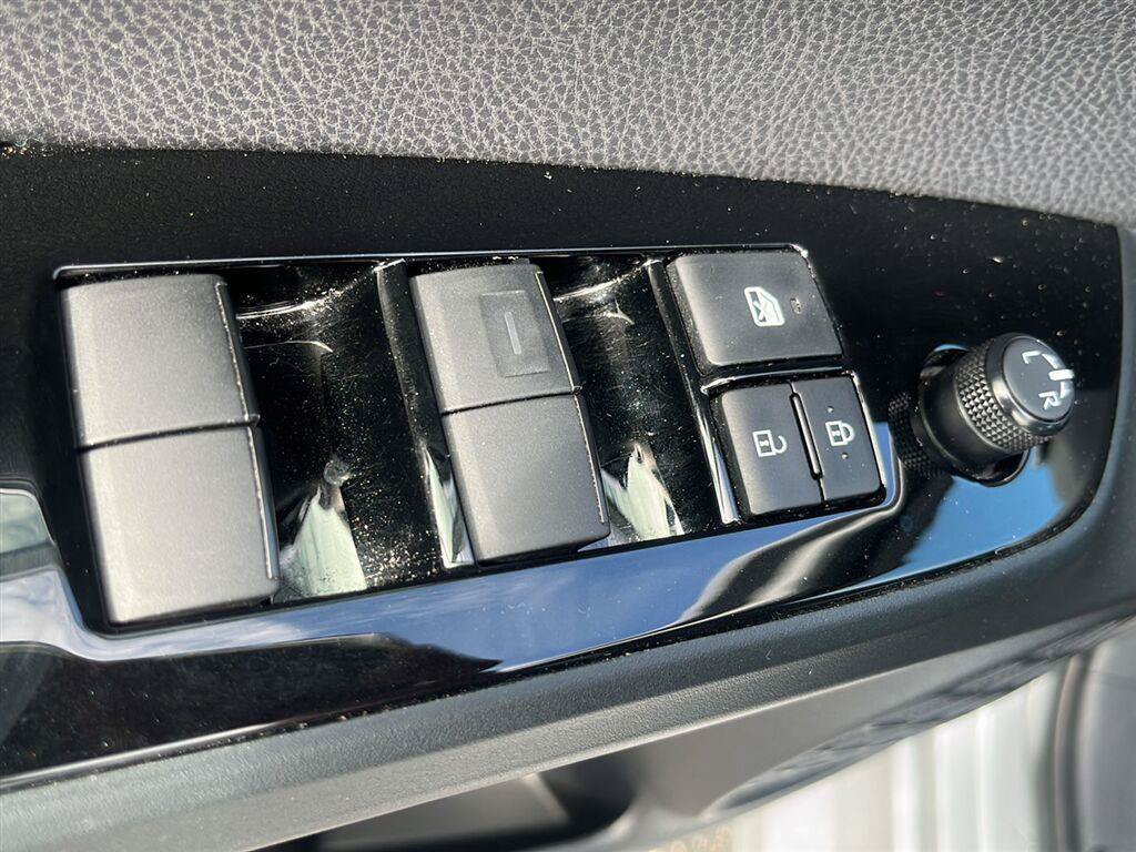 Used 2022 Toyota Prius AWD image 12