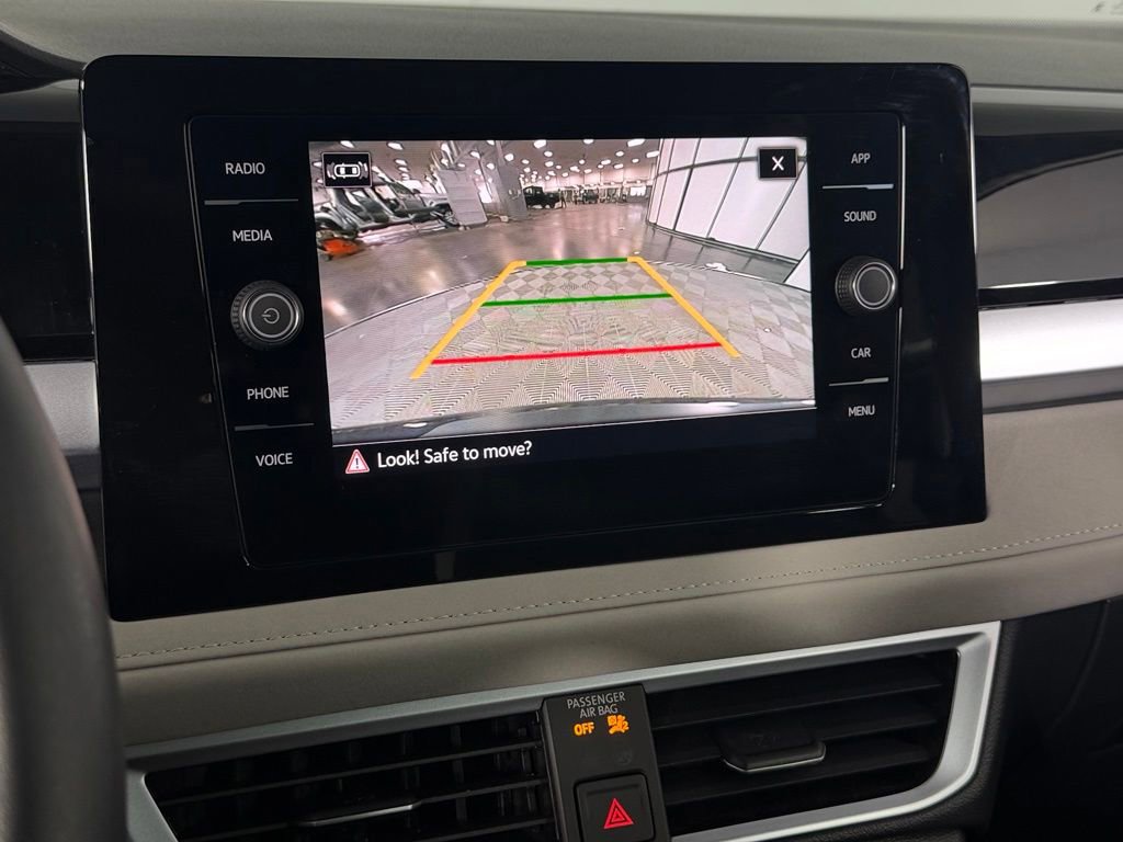 Used 2025 Volkswagen Taos SE w/ Panoramic Sunroof Package FWD image 18
