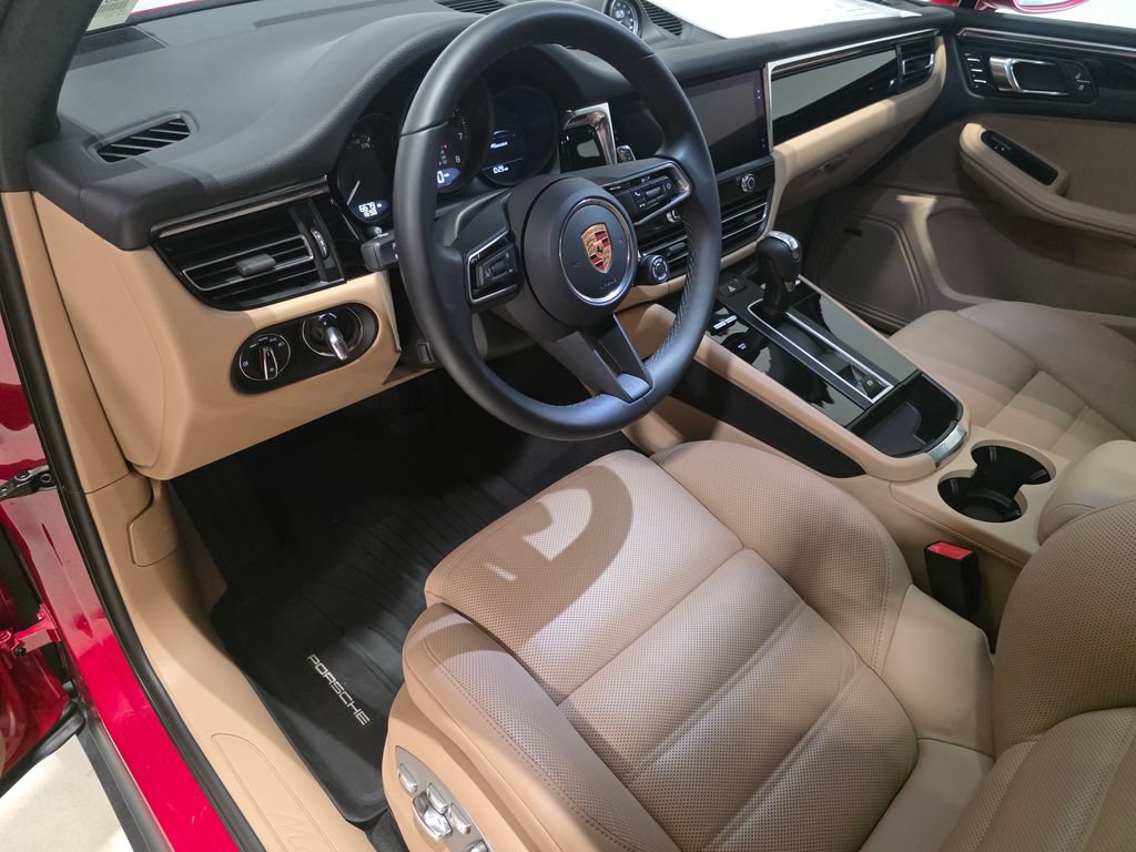 Certified 2026 Porsche Macan AWD/4WD image 4