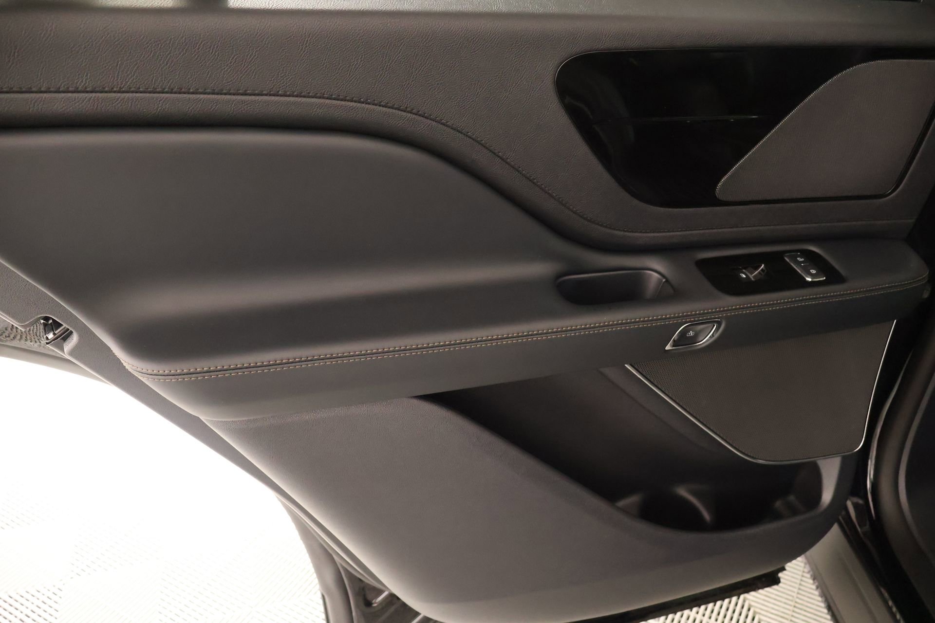 New 2026 Lincoln Aviator 2WD w/ Jet Appearance Package image 18