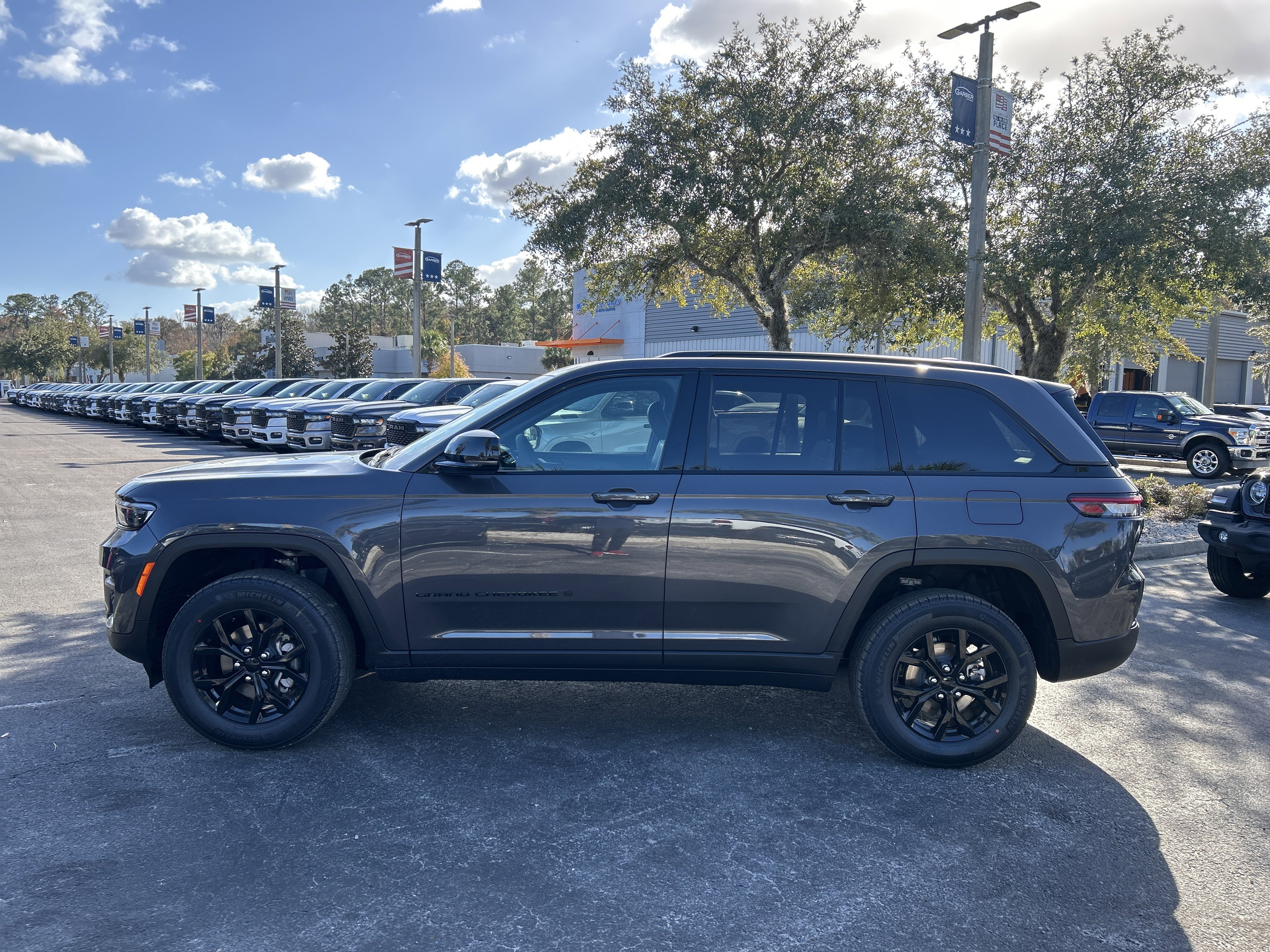New 2025 Jeep Grand Cherokee Altitude image 4