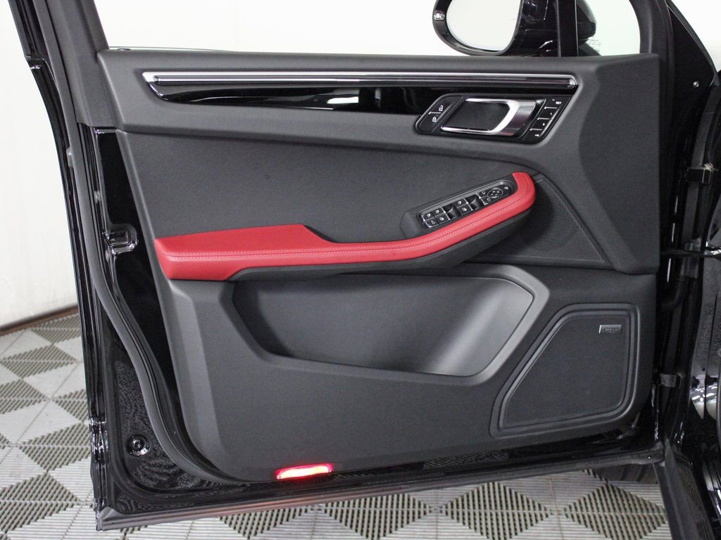 Certified 2025 Porsche Macan image 14