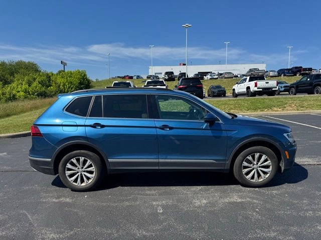 Used 2018 Volkswagen Tiguan SE w/ Panoramic Sunroof Package FWD image 2