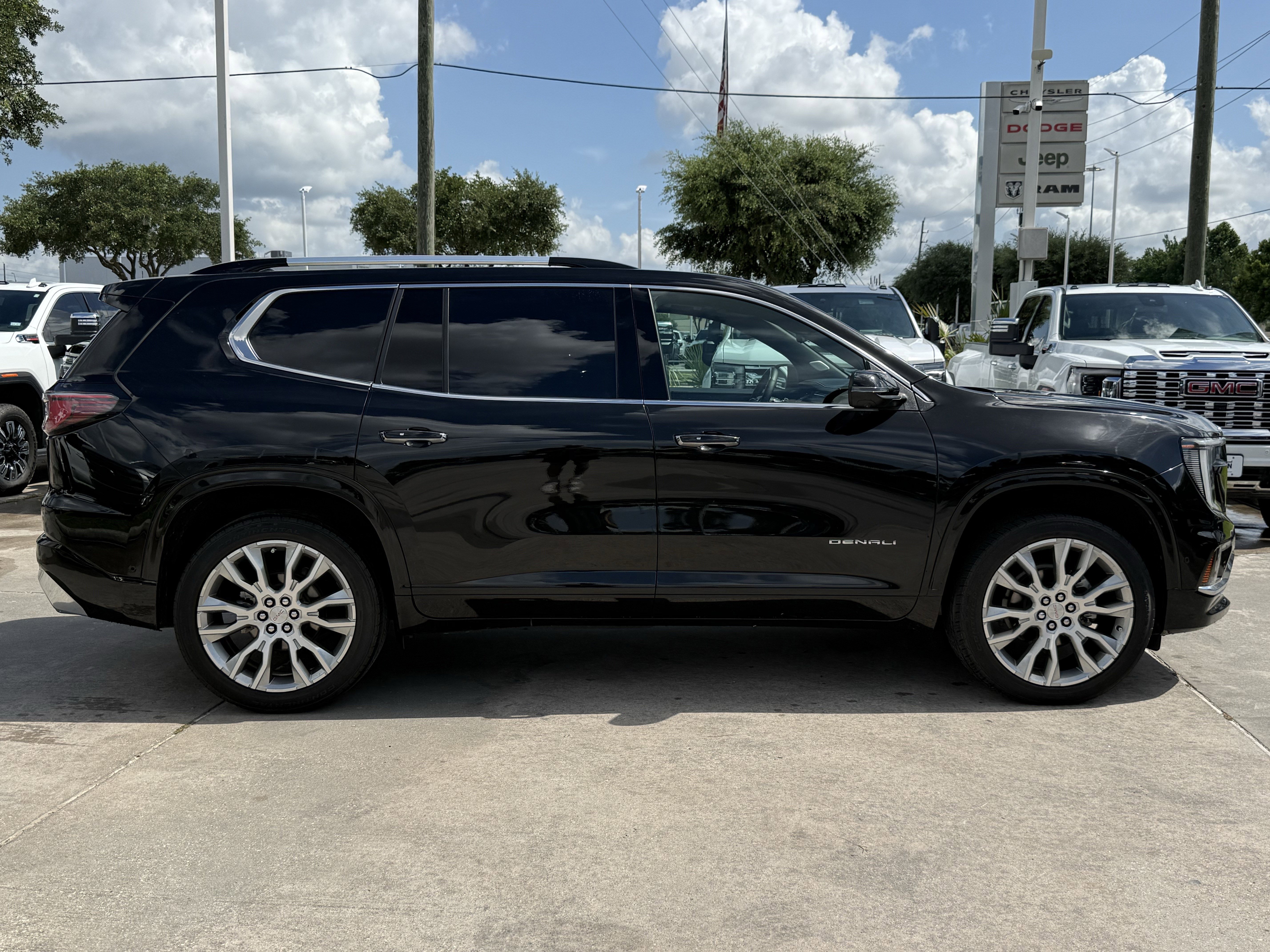 Used 2024 GMC Acadia Denali w/ Super Cruise Package AWD/4WD image 3