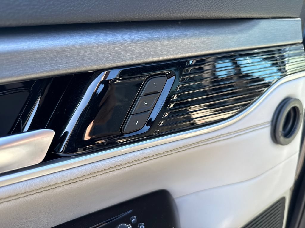 Used 2025 Jeep Wagoneer L 4WD image 13