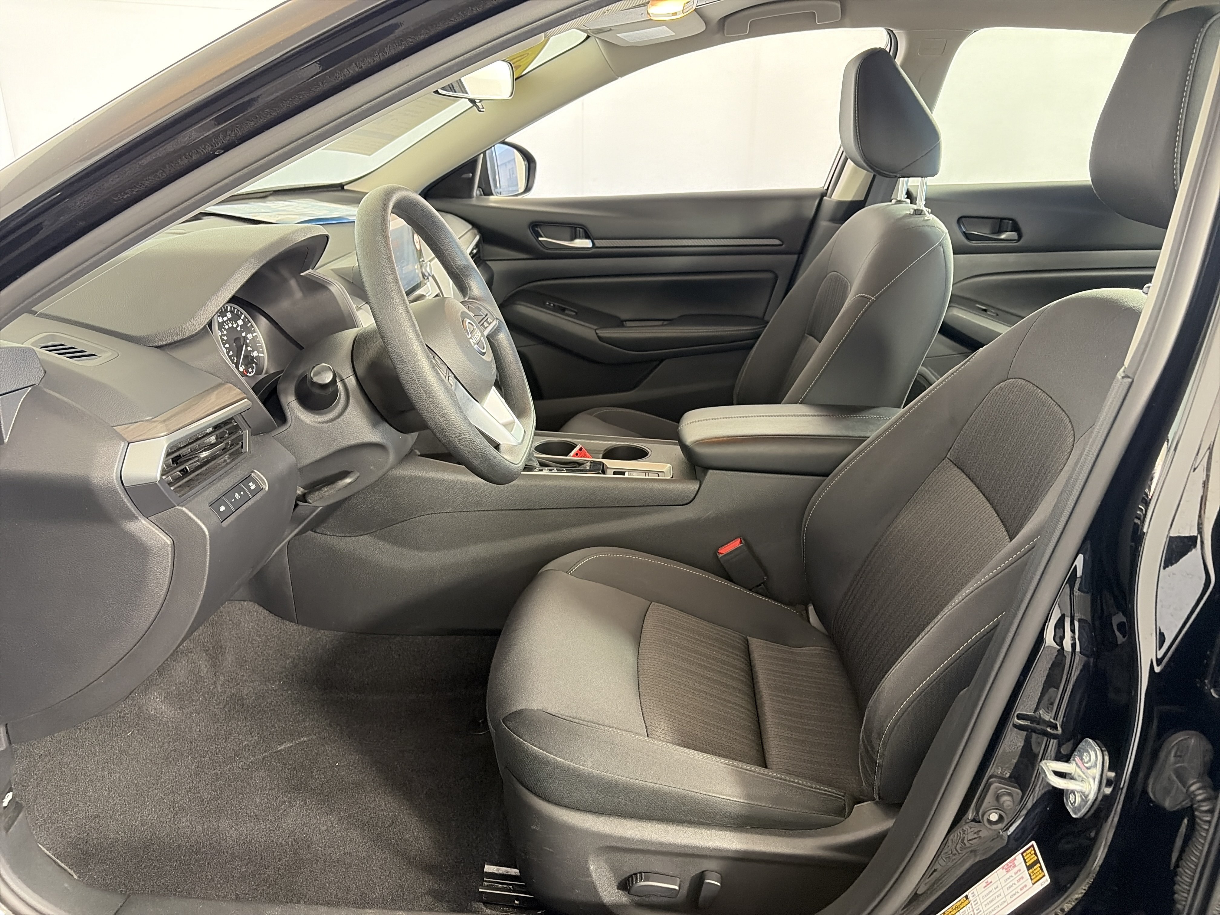 Used 2025 Nissan Altima 2.5 SV AWD/4WD image 6
