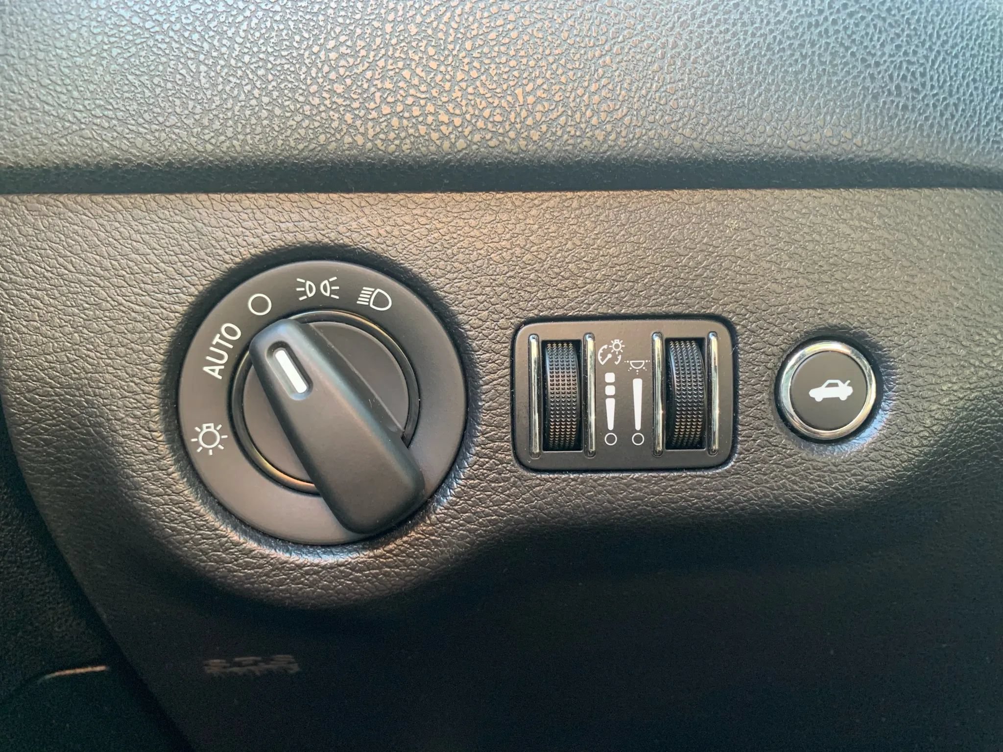Used 2016 Dodge Charger SE RWD image 18