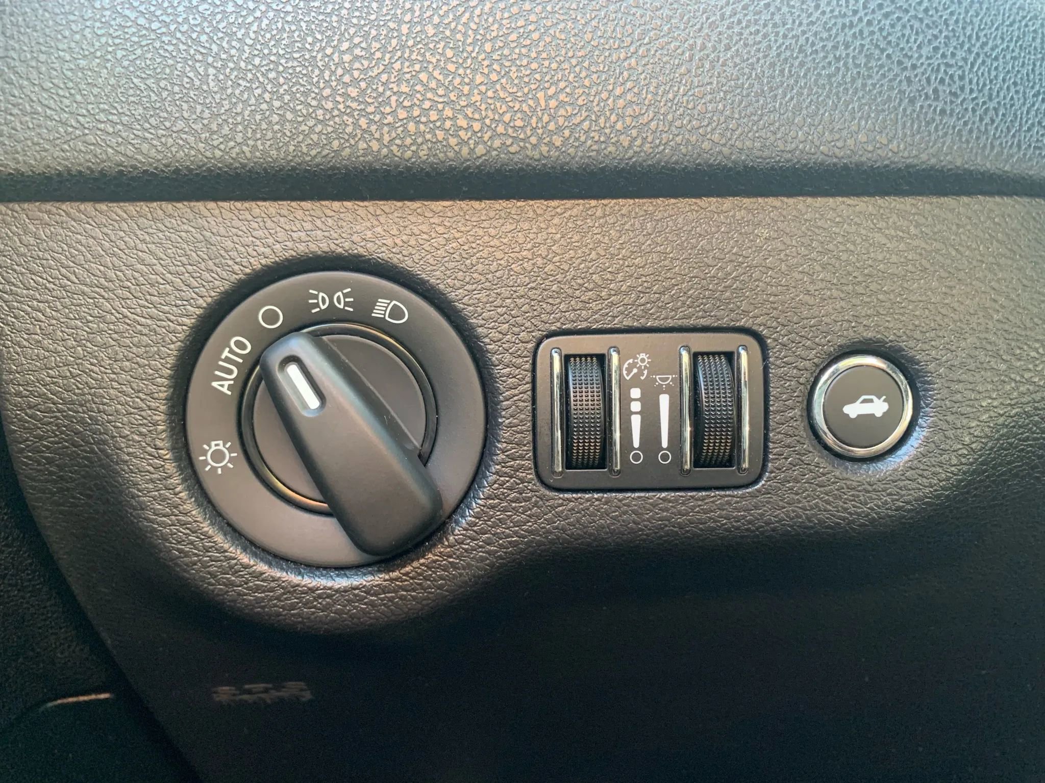 Used 2016 Dodge Charger SE RWD image 18