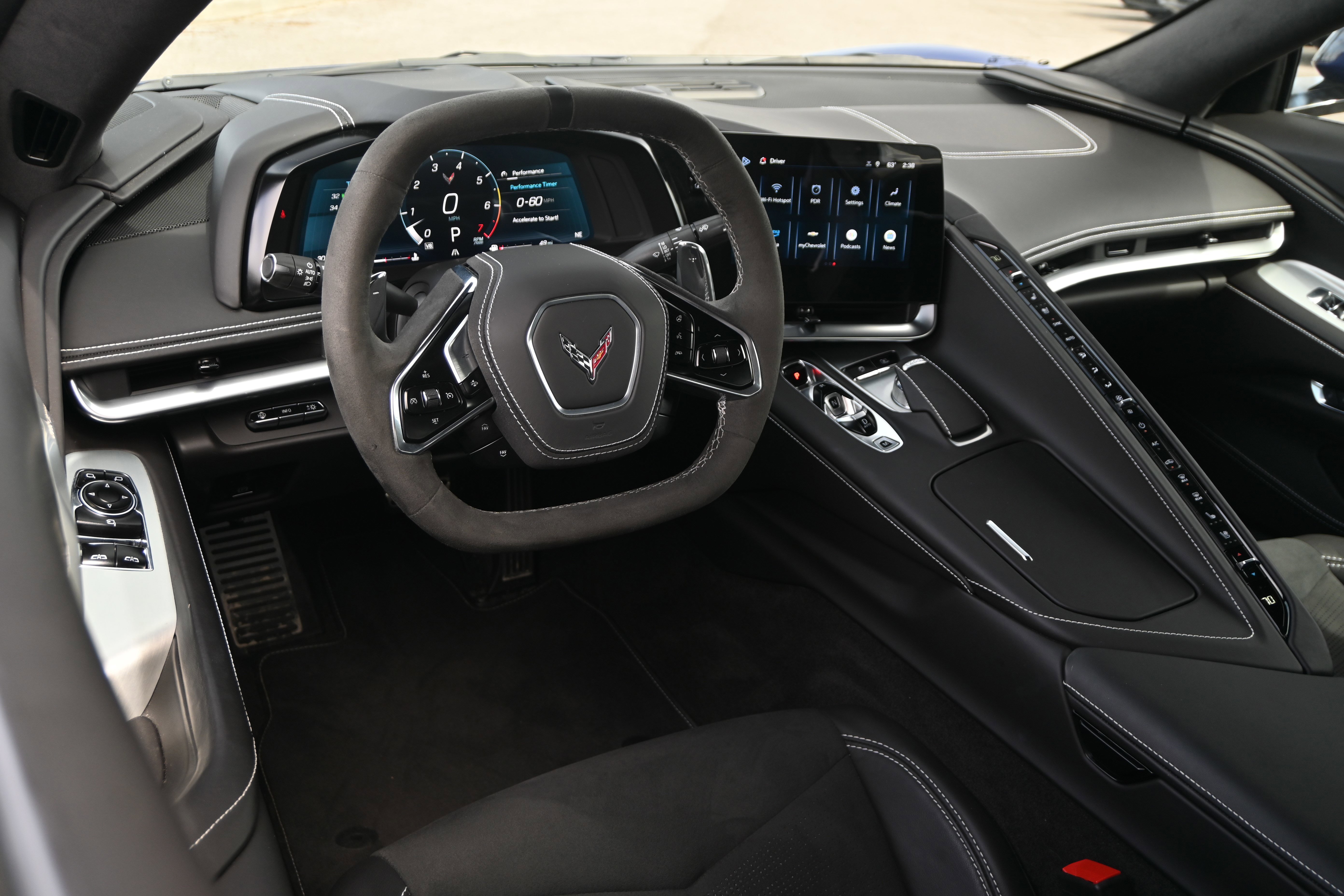Used 2025 Chevrolet Corvette Stingray Premium Cpe w/ Z51 Performance Package image 3