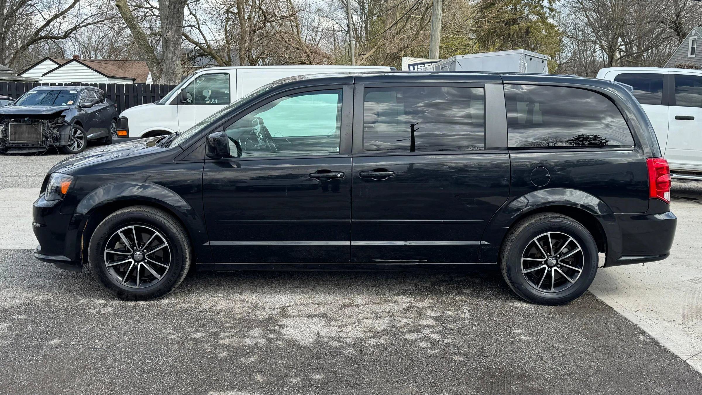 Used 2015 Dodge Grand Caravan SE image 2